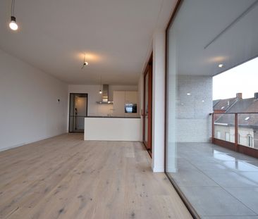 INSTAPKLAAR EEN SLAAPKAMER APPARTEMENT MET PARKEERPLAATS EN BERGING - Photo 2