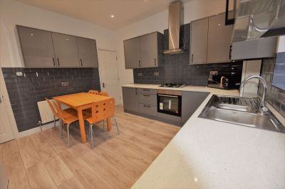 6 bedroom House in Beamsley Mount, Leeds - Photo 4