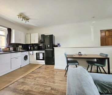 2 Bed Flat, Napier Road, LU1 - Photo 2