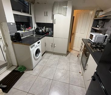 Room in a Shared House, CR7 - Photo 4