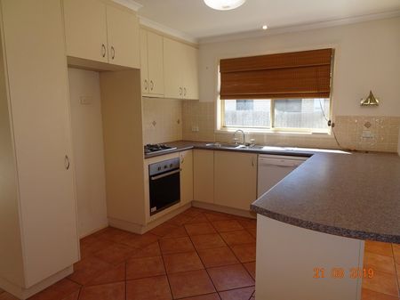 6 Ikara Close, Dunlop ACT 2615 - House For Rent | Domain - Photo 5