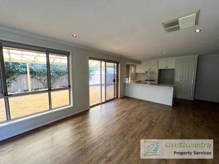 Fantastic Family Home in Ideal Location! - Photo 3