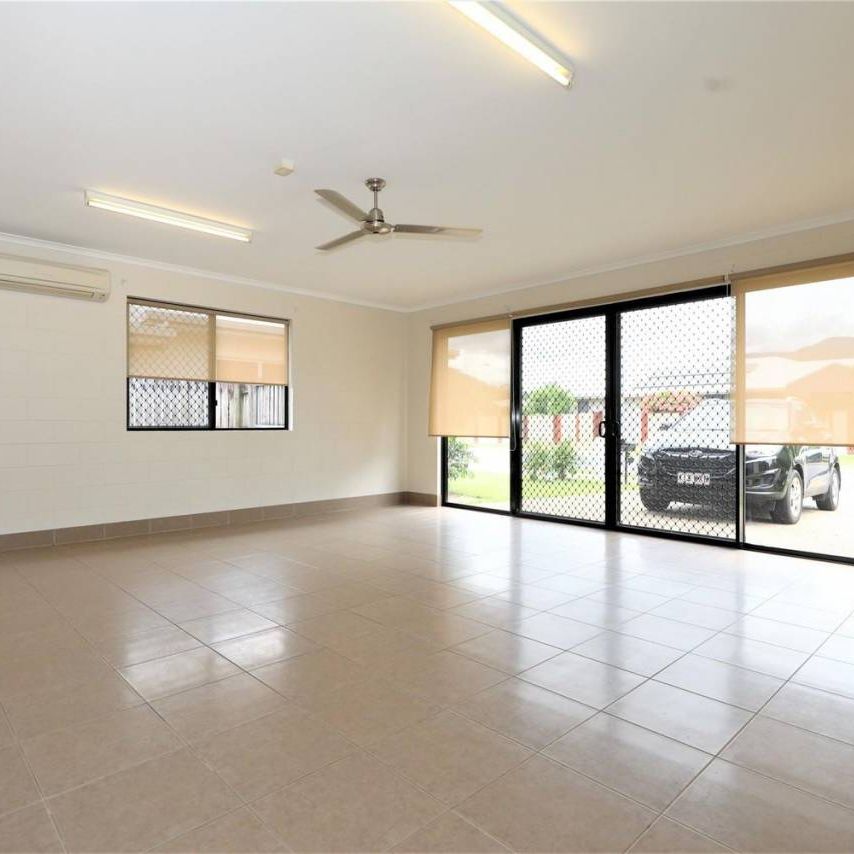 Fully Air Conditioned Home - Garage Converted into Rumpus Room - Photo 1