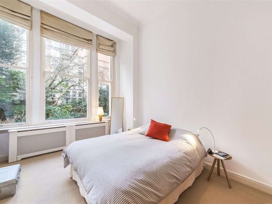 A fantastic two bedroom flat on the ground floor of this well maintained building benefiting from high ceilings and an abundance of natural light. - Photo 1