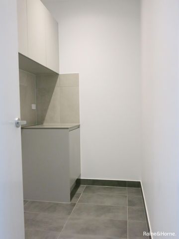 "MODERN 3 BEDROOM TOWNHOUSE" - Photo 5