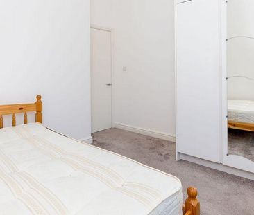 2 Bedroom, 1 bath, 1 reception Flat - Photo 2