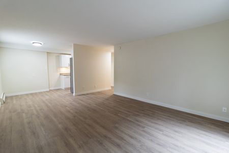 Tiffany Gardens Apartments - Photo 2