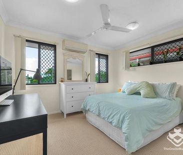 Spacious 3-Bedroom Townhouse with solar & Double Lock-Up Garage in Sought-After Corinda includes water and most of electricity. - Photo 4