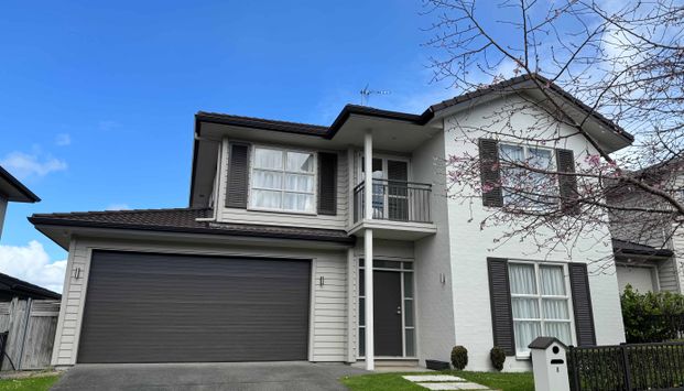 Executive Family Living in Prestigious Stonefields | 4 Bed & 4 Bath - Photo 1