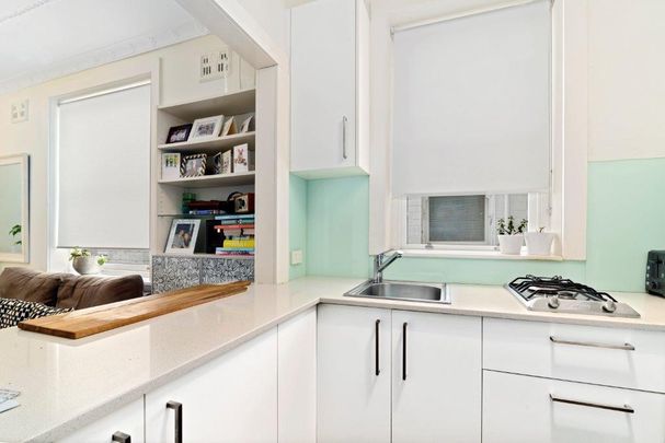 Semi Furnished Freshly Painted One Bedroom Apartment in the Heart of Darlinghurst - Photo 1