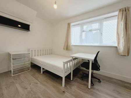 8 Bed Detached House, Sheriff Avenue, CV4 - Photo 3