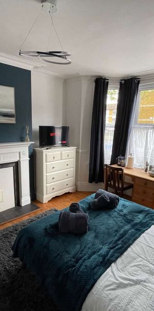 Cozy Room in the heart of Bromley |No Deposit| - Photo 1