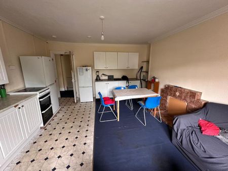 4 bedroom flat to rent - Photo 3