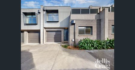 Luxurious Townhouse In Prime Location - Photo 3