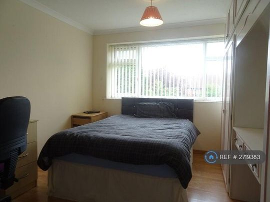 1 bedroom in a house share to rent - Photo 1