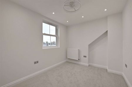 A newly refurbished and extended four bedroom home in the heart of Windsor Town. - Photo 3