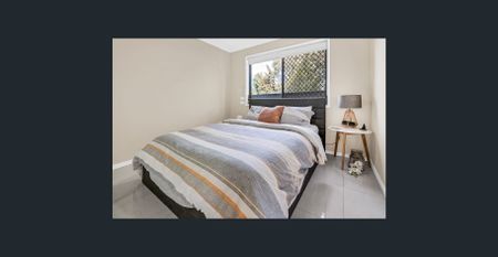 Large 5 Bedroom Home - Available now - Photo 4