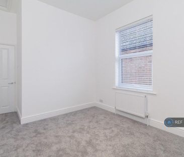 3 bedroom flat to rent - Photo 4