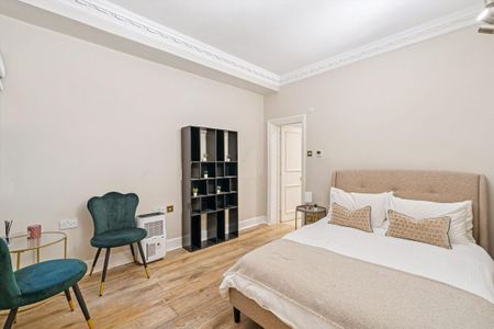 A 3 bedroom apartment on Sloane Gardens, SW1W - Photo 5
