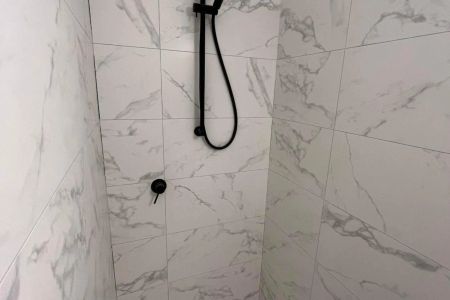 Perfectly positioned Studio apartment in a fabulous yet quiet location only 50 metres from Bondi Beach, Shops, Cafes and transport. - Photo 2