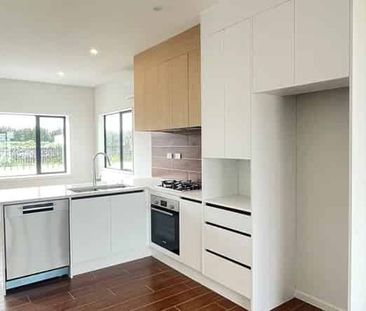 Modern 3 Bedroom + Loft with ensuite - Photo 1