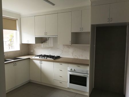Modern 2 Bedroom Unit - Quiet Area - Photo 3