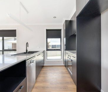 Fresh Newly Built Coastal Home - Photo 3
