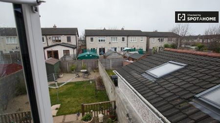 En-suite double bedroom in 3-bedroom house in Dublin - Photo 4