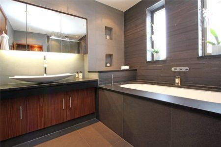 A stunning newly-refurbished spacious penthouse three bedroom flat in this very quiet block in Chelsea moments away from Sloane Square.The building benefits from lift access and a live-in Caretaker. EPC rating C | Council Tax Band H - Photo 5