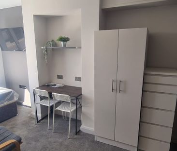 4 Bed - 404b Burley Road, Burley, Leeds - LS4 2SN - Student - Photo 1