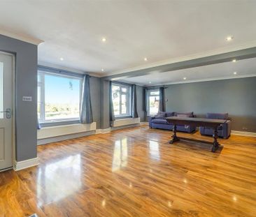 4 bedroom mews to rent - Photo 1