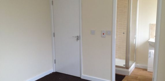1 bed Studio - To Let - Photo 2