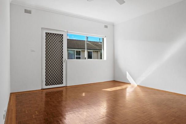 TOP FLOOR 2 BEDROOM APARTMENT BATHED IN LIGHT - Photo 1