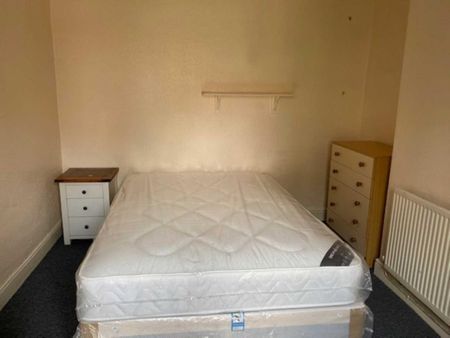 4 bedroom semi-detached house to rent - Photo 3