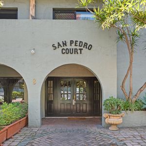 Iconic Art Deco Studio With Charm & Character - Photo 2