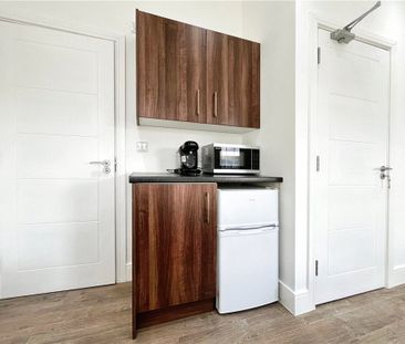 Kestrel Avenue, Staines-upon-Thames, Surrey, TW18 4RU - Photo 3