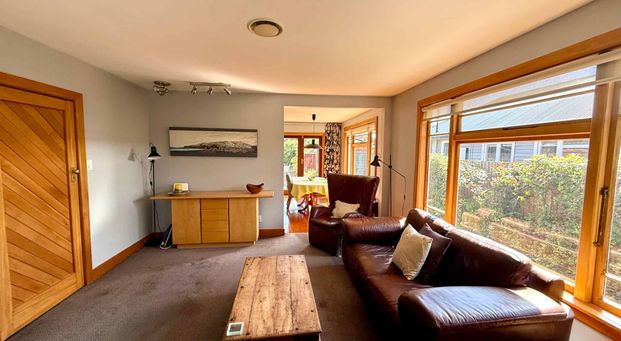 FULLY FURNISHED FAMILY HOME IN PRIME LOCATION! - Photo 1