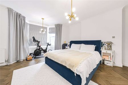 A beautifully presented three bedroom apartment set over the ground and lower ground floor with direct access to a private patio. - Photo 4