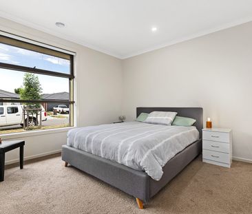 MODERN & SPACIOUS FAMILY HOME - Photo 3