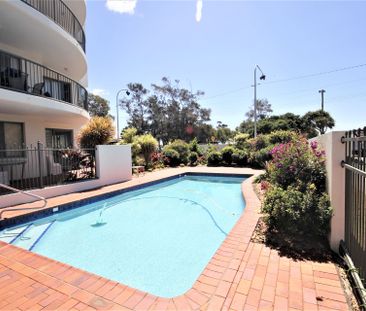 Great Lifestyle Location - Opposite Cotton Tree Park - Photo 2