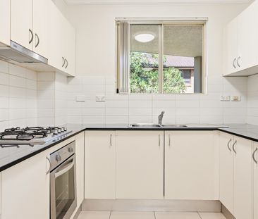 Fantastic 2 Bedroom Unit, Great Location! - Photo 2