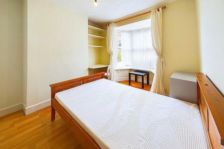 3 bedroom end of terrace house to rent - Photo 2