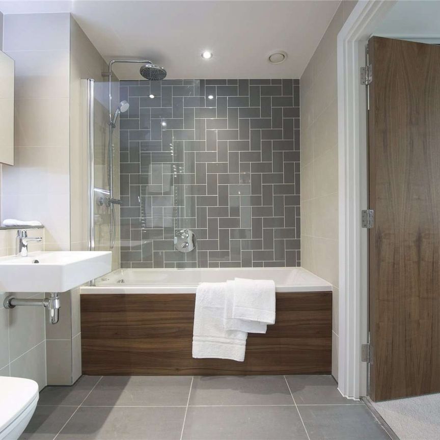 Rent in the iconic Thames Quarter building in the heart of Reading's town centre. This is a 2 bedroom 2 bathroom apartment on the 7th floor. - Photo 1