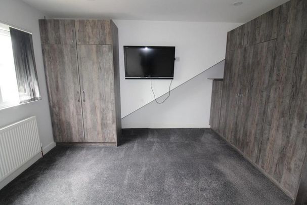 5 bedroom semi-detached bungalow to rent - Photo 1