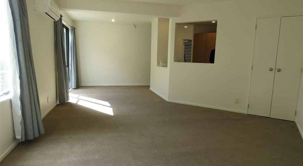 Townhouse for rent - Photo 1