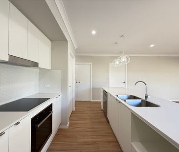 Brand New Modern Family Home in Peaceful Park Ridge - For Lease - Photo 6