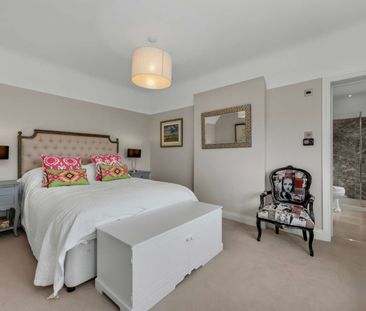 An extremely well presented gated country house, in an idyllic spot... - Photo 5