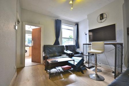 1 bedroom in a house share to rent - Photo 2