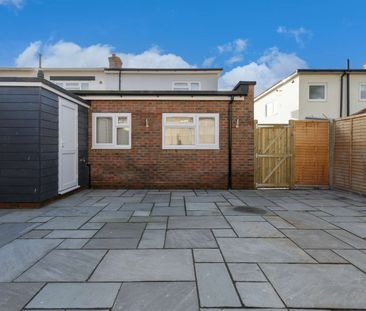 Beautiful new shared house in walking distance to QA Hospital Room 5 - Photo 3