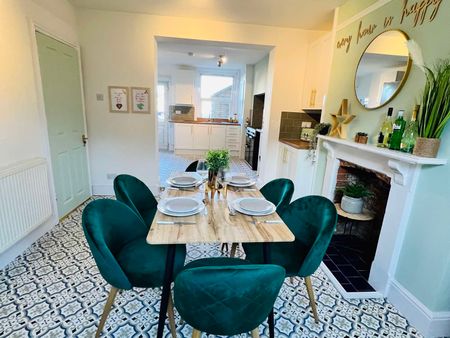 Stylish ensuite house share opposite train station The Sea Green Suite (Bedroom 4) - Photo 3